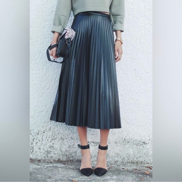 7 For All Mankind Black Pleated Faux Leather Midi Skirt - Picture 3 of 9